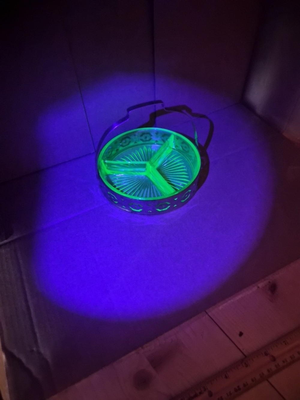 VTG 1930S 3 DIVIDED RELISH DISH GREEN URANIUM GLOW ART GLASS METAL CADDIE HANDLE